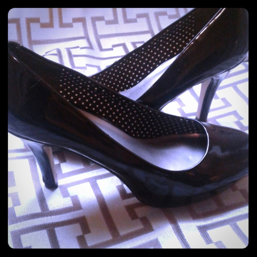 Madden Girl Black Patent Leather Rounded Toe Heels